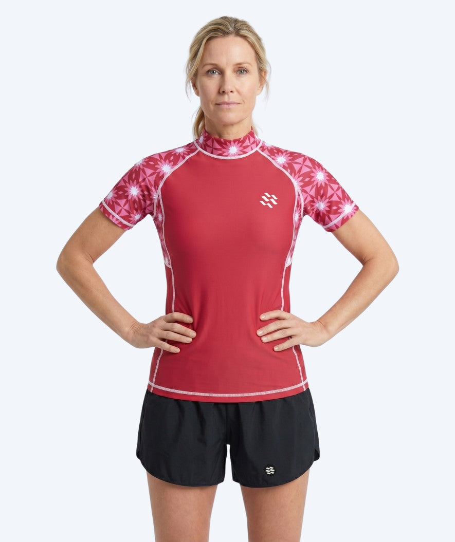 Watery UV-trøye til damer - Aiko Kortermet Rashguard - Rosa/mørkerød