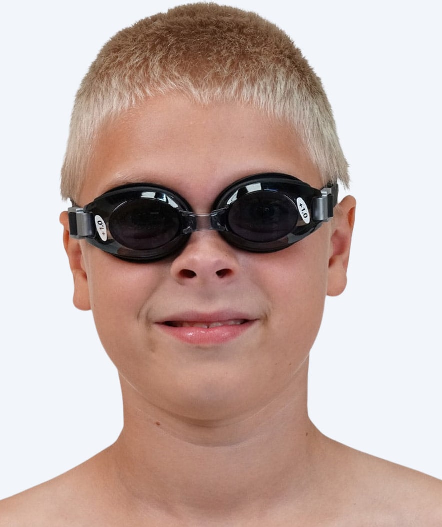 Primotec svømmebriller til nærsynte barn (3-12) - (-1.5) til (-6.0) - Svart (Smoke)