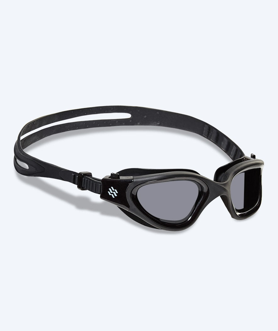 Watery nærsynte svømmebriller med styrke - (-2,0) til (-6,0) - Raven Active - Svart/smoke