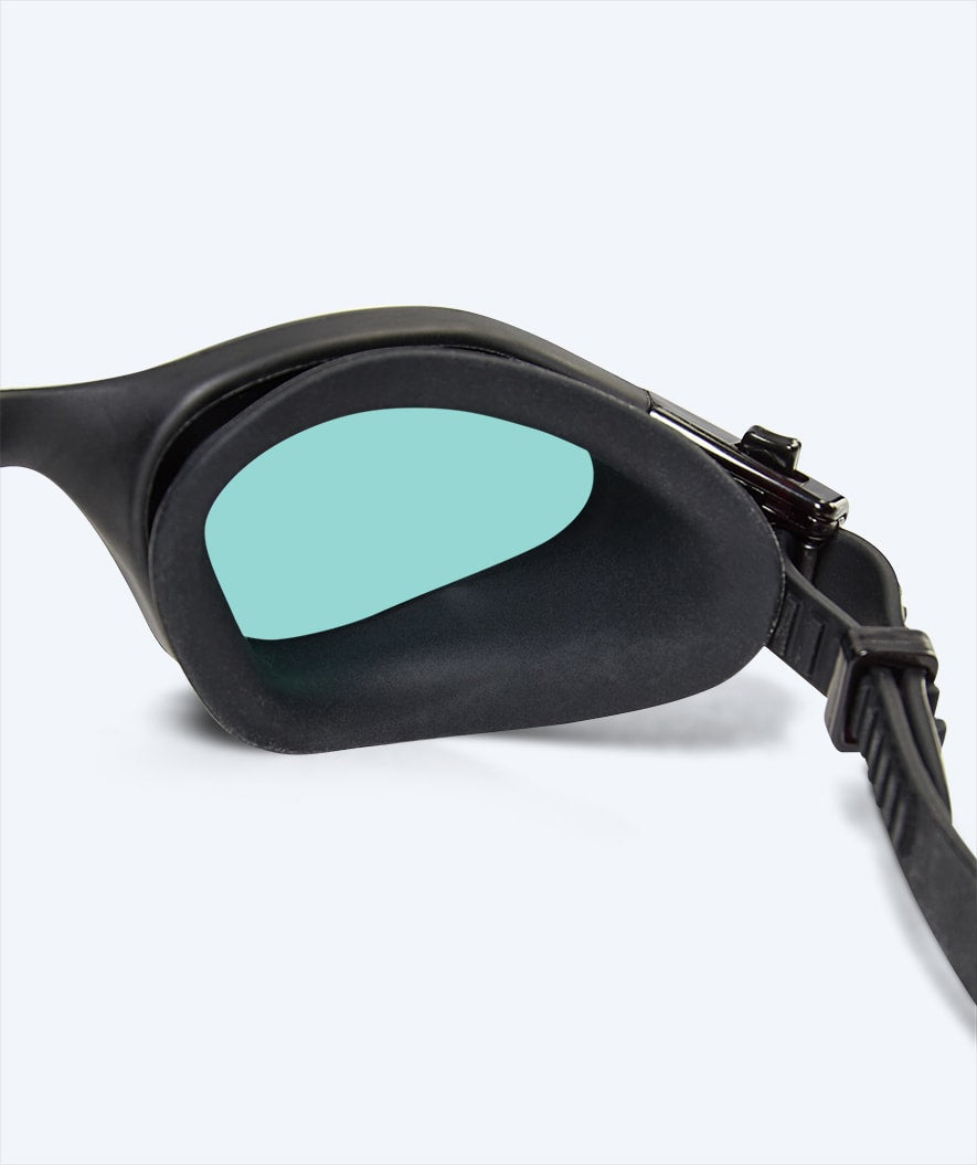 Watery nærsynte svømmebriller med styrke - (-2.0) til (-6.0) - Raven Active - Svart/smoke